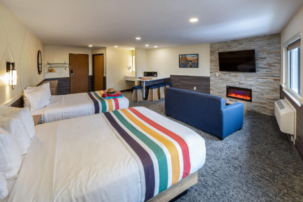 Double Queen Sofa Wet Bar Fireplace